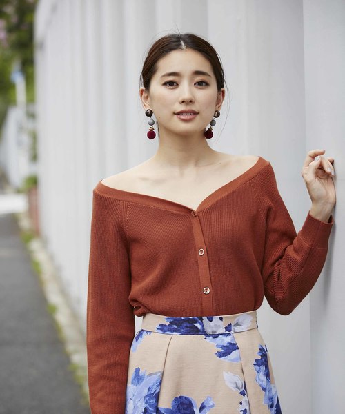 12Twelve Agenda(トゥエルブ アジェンダ)の「Vネックオフショル2WAYカーディガン(カーディガン/ボレロ・レディース・ブラック/パープル/レッド/キャメル・M)」の16枚目の写真