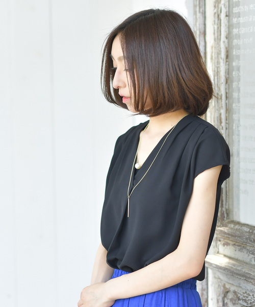 rps(アールピーエス)の「ネックレス付重ねVネック半袖ブラウス(シャツ/ブラウス・レディース・オフホワイト/グレー/サックスブルー/ラベンダー/ブルーグリーン/マスタード/ブラック/キャメル/ネイビー・M)」の2枚目の写真