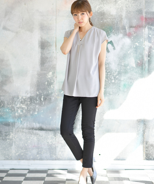 rps(アールピーエス)の「ネックレス付重ねVネック半袖ブラウス(シャツ/ブラウス・レディース・オフホワイト/グレー/サックスブルー/ラベンダー/ブルーグリーン/マスタード/ブラック/キャメル/ネイビー・M)」の19枚目の写真