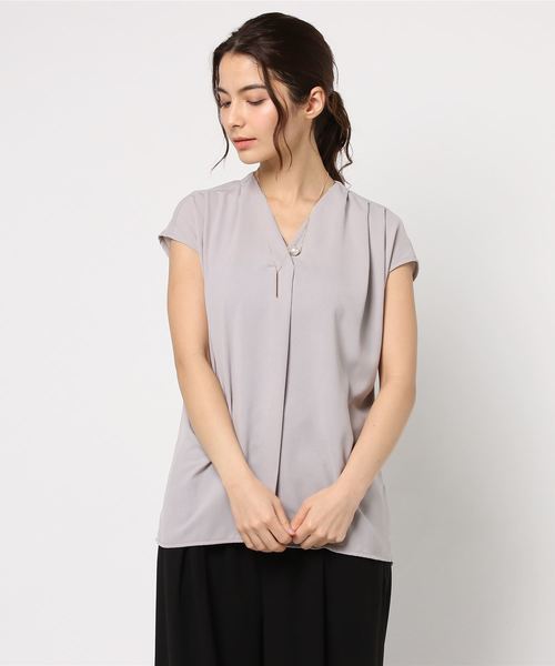 rps(アールピーエス)の「ネックレス付重ねVネック半袖ブラウス(シャツ/ブラウス・レディース・オフホワイト/グレー/サックスブルー/ラベンダー/ブルーグリーン/マスタード/ブラック/キャメル/ネイビー・M)」の14枚目の写真