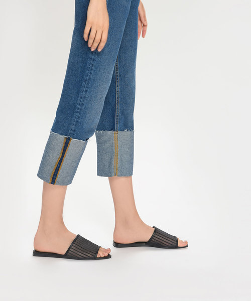 CHARLES & KEITH（チャールズ & キース）の「ストライプメッシュスライダー / STRIPED MESH SLIDERS（スリッポン・レディース・ブラック/ブラック系その他・23cm/23.5cm/24.5cm/25cm）」の3枚目の写真