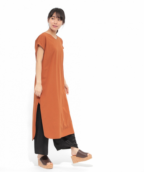 LAKOLE（ラコレ）の「バックツイストTシャツワンピース / LAKOLE（ワンピース・レディース・ブラック/オフホワイト/ライトブラウン・SMALL/MEDIUM）」の4枚目の写真