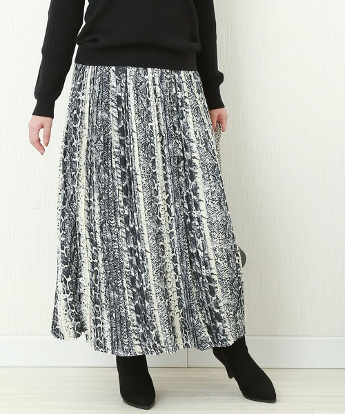 n'ee-ne（ネーネ）の「パイソン柄　プリーツスカート（スカート・レディース・ベージュ/グレー・FREE）」の2枚目の写真
