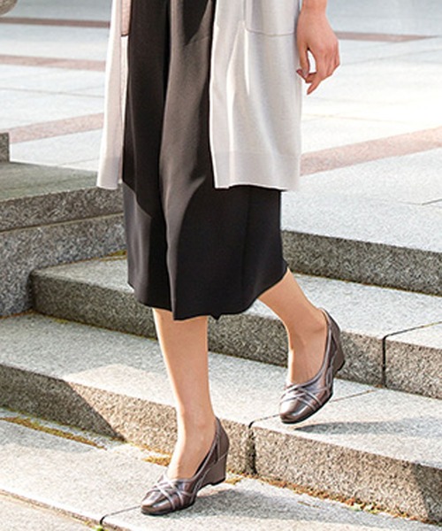 BELLUNA（ベルーナ）の「４Ｅエレガンス切替パンプス（パンプス・レディース・ブラック/ネイビー/シルバー/ブロンズ・23/24/25/22/22.5/24.5/23.5）」の3枚目の写真