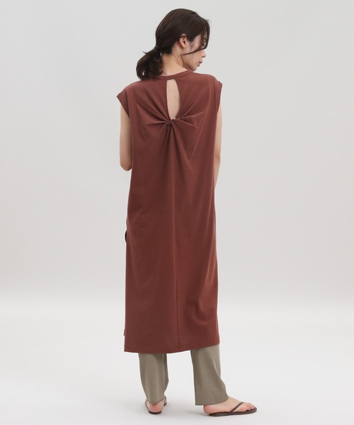 INED(イネド)の「バックシャンロングチュニック(ワンピース・レディース・ブラック/ブラウン/オフホワイト/カーキ・9号)」の15枚目の写真