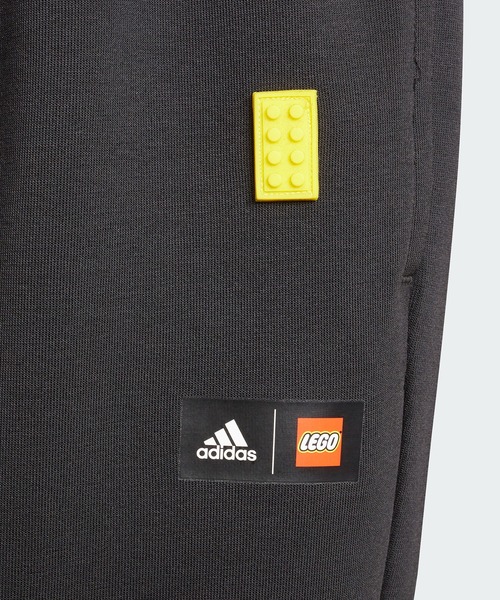 adidas（アディダス）の「LEGO ムーブ AEROREADY トラックパンツ [LEGO Move AEROREADY Track Pants] アディダス（キッズ/子供用）（スウェットパンツ・キッズ・ブラック×イエロー・100/110/120/130/140/150/160）」の4枚目の写真