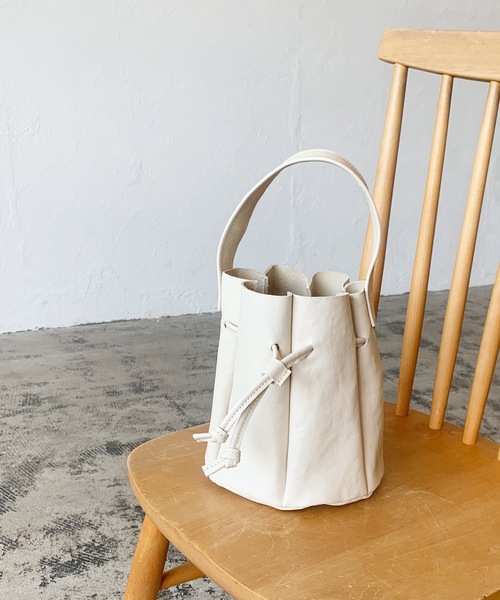 LIAN(リアン)の「【Made in Japan】レザーパネルラウンドハンドバッグ(ハンドバッグ・レディース・オフホワイト/ブラック/ブラウン・FREE)」の5枚目の写真