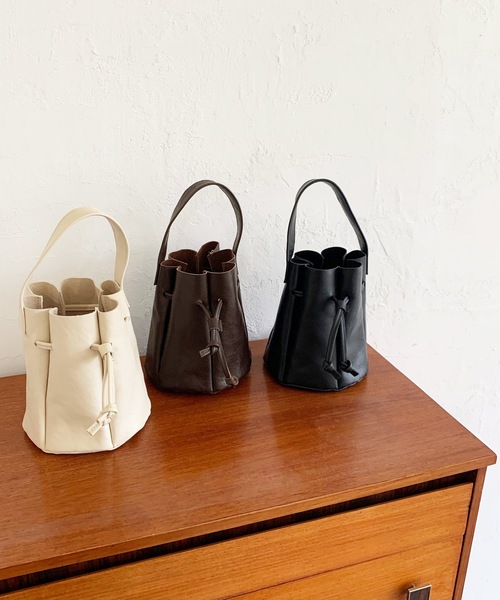 LIAN(リアン)の「【Made in Japan】レザーパネルラウンドハンドバッグ(ハンドバッグ・レディース・オフホワイト/ブラック/ブラウン・FREE)」の8枚目の写真