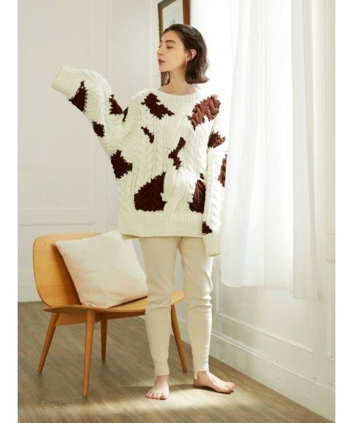 emmi（エミ）の「【emmi atelier】ONLINE限定Cow柄ケーブルニット