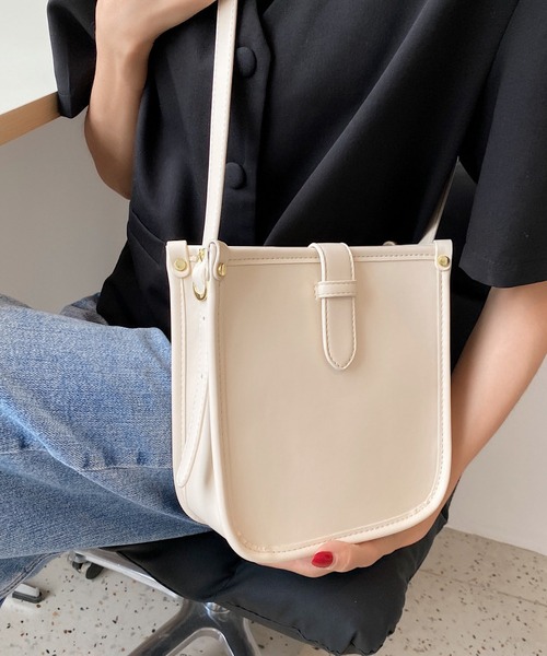 TABI PAL(タビパル)の「配色パイピング ベルトフラップ スクエアショルダーバッグ(ショルダーバッグ・レディース・ホワイト/ブラック/ブラウン・FREE)」の8枚目の写真