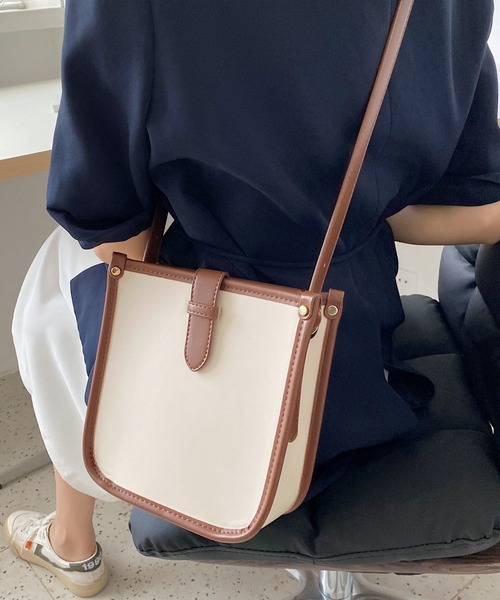 TABI PAL(タビパル)の「配色パイピング ベルトフラップ スクエアショルダーバッグ(ショルダーバッグ・レディース・ホワイト/ブラック/ブラウン・FREE)」の4枚目の写真