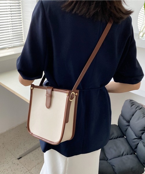 TABI PAL(タビパル)の「配色パイピング ベルトフラップ スクエアショルダーバッグ(ショルダーバッグ・レディース・ホワイト/ブラック/ブラウン・FREE)」の14枚目の写真
