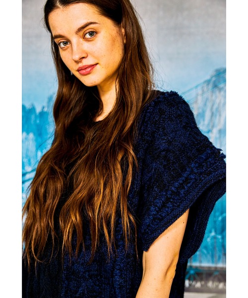 AlexanderLeeChang（アレキサンダーリーチャン）の「AlexanderLeeChang アレキサンダーリーチャン / BIG KNIT VEST ビッグシルエットケーブルニットベスト / AC062103（ベスト・メンズ・グレー/バーガンディー/ブラック・3/2）」の2枚目の写真