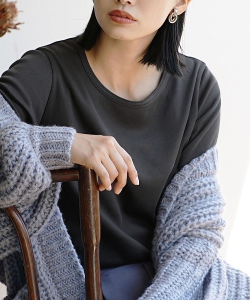 zootie(ズーティー)の「【着た瞬間あったかい】無地&ボーダー 裏起毛クルーネックカットソー(Tシャツ/カットソー・レディース・チャコール/オレンジ/ブラック×グレー/杢グレー/マスタード/バーガンディー/ブラック/アイボリー/ブラック×ホワイト/ライトベージュ/ダークグリーン・M/LL/L)」の6枚目の写真