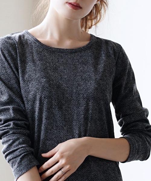 zootie(ズーティー)の「【着た瞬間あったかい】無地&ボーダー 裏起毛クルーネックカットソー(Tシャツ/カットソー・レディース・チャコール/オレンジ/ブラック×グレー/杢グレー/マスタード/バーガンディー/ブラック/アイボリー/ブラック×ホワイト/ライトベージュ/ダークグリーン・M/LL/L)」の3枚目の写真