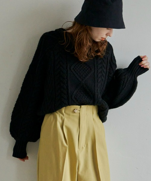 hinari（ヒナリ）の「ケーブル編みボリュームニット（ニット/セーター・レディース・ブラック/グリーン/ナチュラル/テラコッタ/マスタード/モカ・FREE）」の16枚目の写真