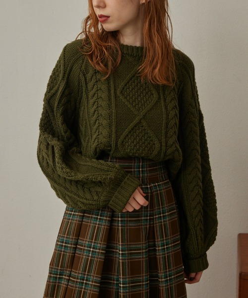 hinari（ヒナリ）の「ケーブル編みボリュームニット（ニット/セーター・レディース・ブラック/グリーン/ナチュラル/テラコッタ/マスタード/モカ・FREE）」の20枚目の写真