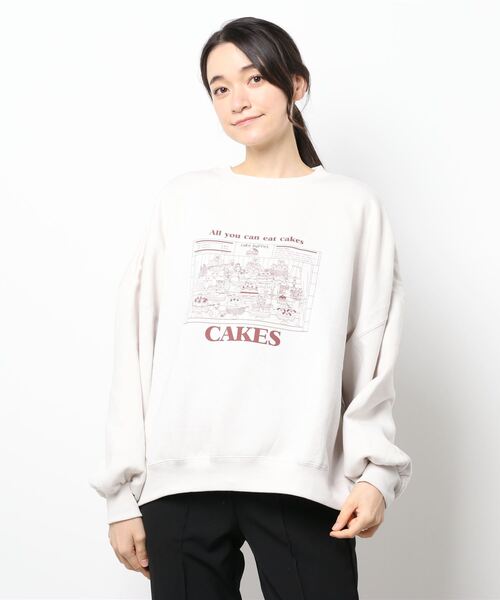 SPINNS(スピンズ)の「CAKESイラストデザイン 裏起毛スウェット(スウェット・レディース・その他1/その他2/オフホワイト/スミクロ/ブルー・ONESIZE)」の1枚目の写真