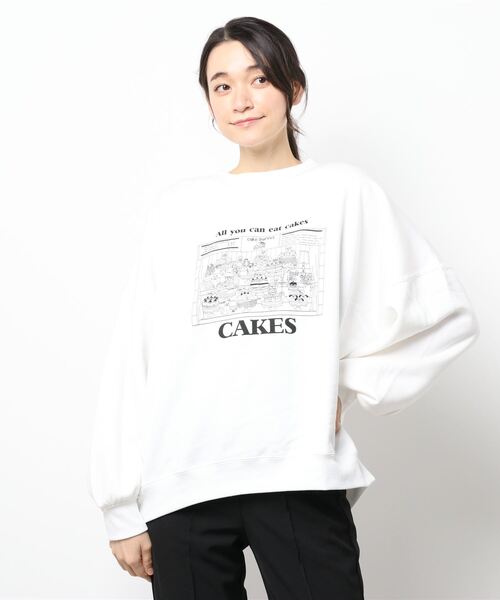 SPINNS(スピンズ)の「CAKESイラストデザイン 裏起毛スウェット(スウェット・レディース・その他1/その他2/オフホワイト/スミクロ/ブルー・ONESIZE)」の2枚目の写真