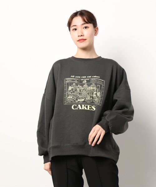 SPINNS(スピンズ)の「CAKESイラストデザイン 裏起毛スウェット(スウェット・レディース・その他1/その他2/オフホワイト/スミクロ/ブルー・ONESIZE)」の3枚目の写真