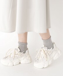 厚底ロゴ入りスニーカー