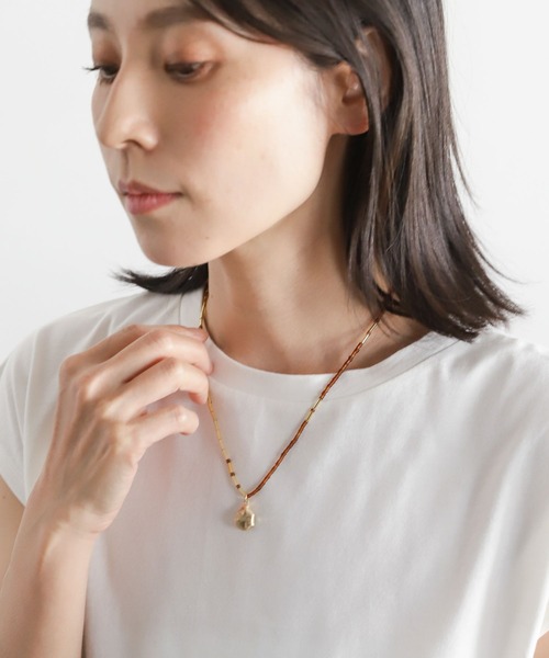 LEPSIM（レプシィム）の「カラービーズネックレス　282875（ネックレス・レディース・グレー系その他/ブラウン系その他/ピンク系その他・ONE SIZE）」の4枚目の写真