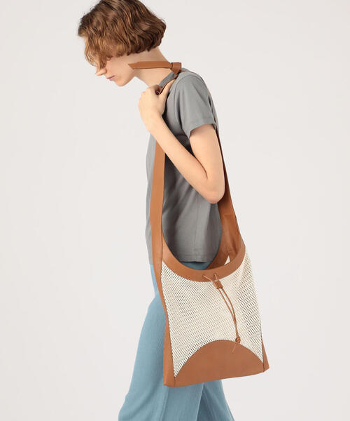 TOMORROWLAND （トゥモローランド）の「HEREU SALABRE NET ショルダーバッグ（ショルダーバッグ・レディース・ベージュ系その他・FREE）」の6枚目の写真