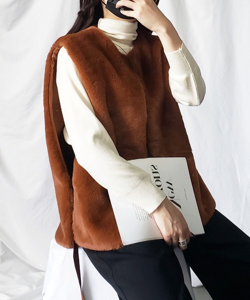 me+em select（ミームセレクト）の「※※【 ８color  】スムースタッチサイドスリットフェイクファーベスト（ベスト・レディース・ブラック/ベージュ/ブルー/アイボリー/モカ/キャメル/グレイッシュベージュ/チャコール・MEDIUM）」の8枚目の写真