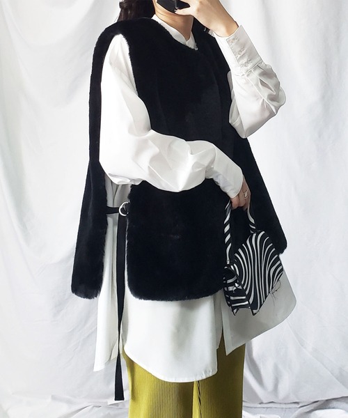 me+em select（ミームセレクト）の「※※【 ８color  】スムースタッチサイドスリットフェイクファーベスト（ベスト・レディース・ブラック/ベージュ/ブルー/アイボリー/モカ/キャメル/グレイッシュベージュ/チャコール・MEDIUM）」の2枚目の写真