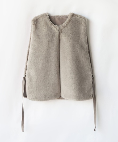 me+em select（ミームセレクト）の「※※【 ８color  】スムースタッチサイドスリットフェイクファーベスト（ベスト・レディース・ブラック/ベージュ/ブルー/アイボリー/モカ/キャメル/グレイッシュベージュ/チャコール・MEDIUM）」の4枚目の写真