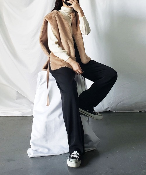 me+em select（ミームセレクト）の「※※【 ８color  】スムースタッチサイドスリットフェイクファーベスト（ベスト・レディース・ブラック/ベージュ/ブルー/アイボリー/モカ/キャメル/グレイッシュベージュ/チャコール・MEDIUM）」の11枚目の写真