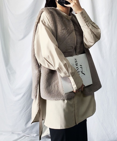 me+em select（ミームセレクト）の「※※【 ８color  】スムースタッチサイドスリットフェイクファーベスト（ベスト・レディース・ブラック/ベージュ/ブルー/アイボリー/モカ/キャメル/グレイッシュベージュ/チャコール・MEDIUM）」の12枚目の写真