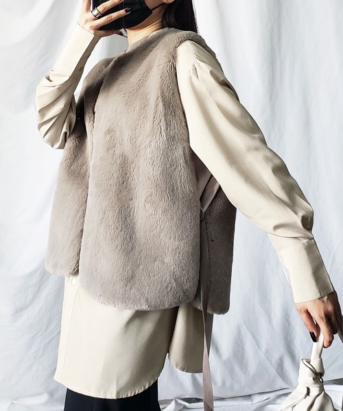 me+em select（ミームセレクト）の「※※【 ８color  】スムースタッチサイドスリットフェイクファーベスト（ベスト・レディース・ブラック/ベージュ/ブルー/アイボリー/モカ/キャメル/グレイッシュベージュ/チャコール・MEDIUM）」の13枚目の写真