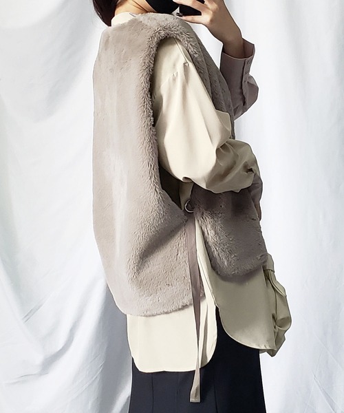 me+em select（ミームセレクト）の「※※【 ８color  】スムースタッチサイドスリットフェイクファーベスト（ベスト・レディース・ブラック/ベージュ/ブルー/アイボリー/モカ/キャメル/グレイッシュベージュ/チャコール・MEDIUM）」の14枚目の写真