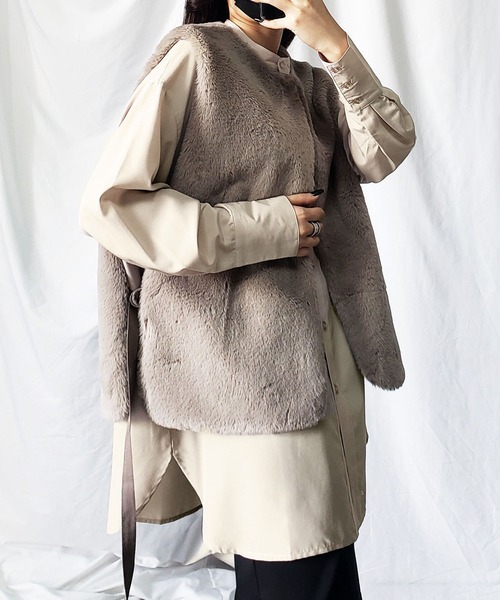 me+em select（ミームセレクト）の「※※【 ８color  】スムースタッチサイドスリットフェイクファーベスト（ベスト・レディース・ブラック/ベージュ/ブルー/アイボリー/モカ/キャメル/グレイッシュベージュ/チャコール・MEDIUM）」の15枚目の写真