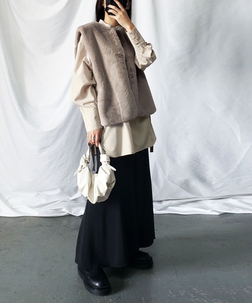 me+em select（ミームセレクト）の「※※【 ８color  】スムースタッチサイドスリットフェイクファーベスト（ベスト・レディース・ブラック/ベージュ/ブルー/アイボリー/モカ/キャメル/グレイッシュベージュ/チャコール・MEDIUM）」の16枚目の写真