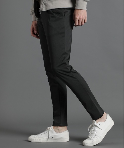 LANVIN en Bleu（ランバンオンブルー）の「360°全方向高伸縮 “ワンダーシェイプ” スキニテーパードパンツ（チノパンツ・メンズ・グレー/ブルー/ブラック/ダークグリーン・50/52/46/48/44）」の12枚目の写真