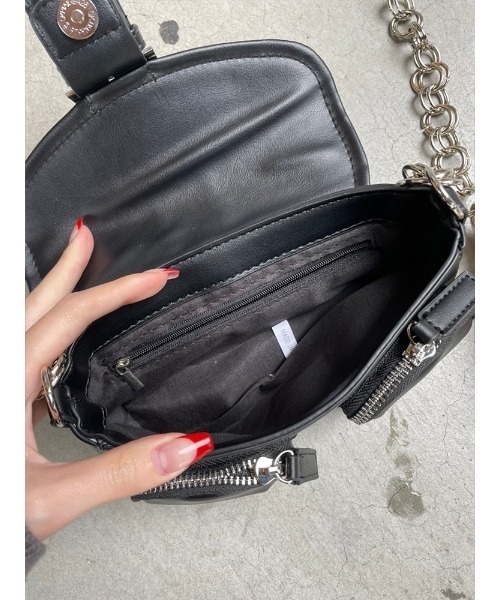 ENVYM(アンビー)の「サークルチェーンショルダーBAG(ショルダーバッグ・レディース・ホワイト/ブラック・FREE)」の5枚目の写真