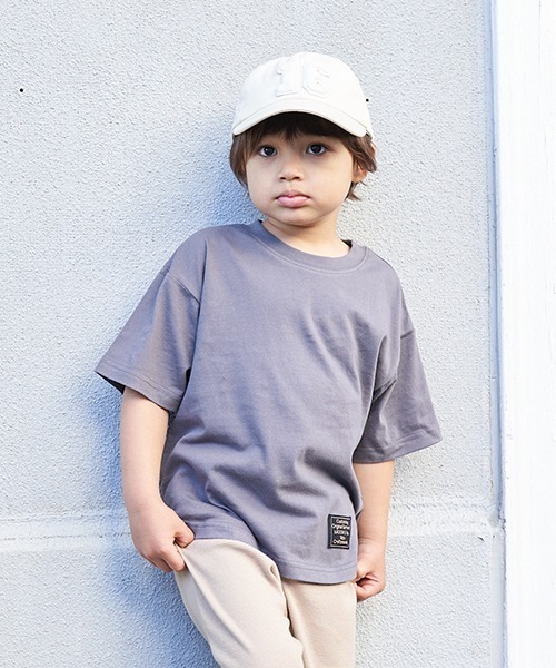 b・ROOM（ビールーム）の「【型崩れしないやわらかコットン】ラウンドヘムTシャツ（Tシャツ/カットソー・キッズ・イエロー/ネイビー/パープル/ミント/モカ/チャコール/アイボリー/ブルーグレー・100cm/110cm/120cm/130cm/140cm/150cm）」の4枚目の写真