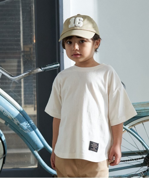 b・ROOM（ビールーム）の「【型崩れしないやわらかコットン】ラウンドヘムTシャツ（Tシャツ/カットソー・キッズ・イエロー/ネイビー/パープル/ミント/モカ/チャコール/アイボリー/ブルーグレー・100cm/110cm/120cm/130cm/140cm/150cm）」の2枚目の写真