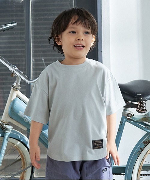 b・ROOM（ビールーム）の「【型崩れしないやわらかコットン】ラウンドヘムTシャツ（Tシャツ/カットソー・キッズ・イエロー/ネイビー/パープル/ミント/モカ/チャコール/アイボリー/ブルーグレー・100cm/110cm/120cm/130cm/140cm/150cm）」の6枚目の写真