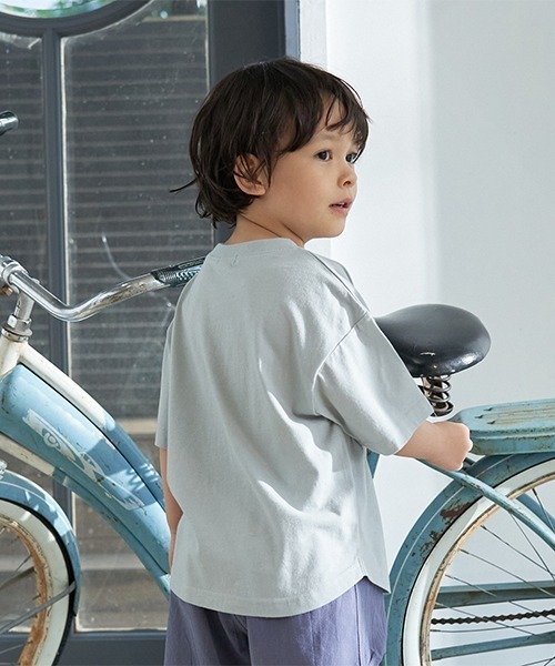b・ROOM（ビールーム）の「【型崩れしないやわらかコットン】ラウンドヘムTシャツ（Tシャツ/カットソー・キッズ・イエロー/ネイビー/パープル/ミント/モカ/チャコール/アイボリー/ブルーグレー・100cm/110cm/120cm/130cm/140cm/150cm）」の19枚目の写真