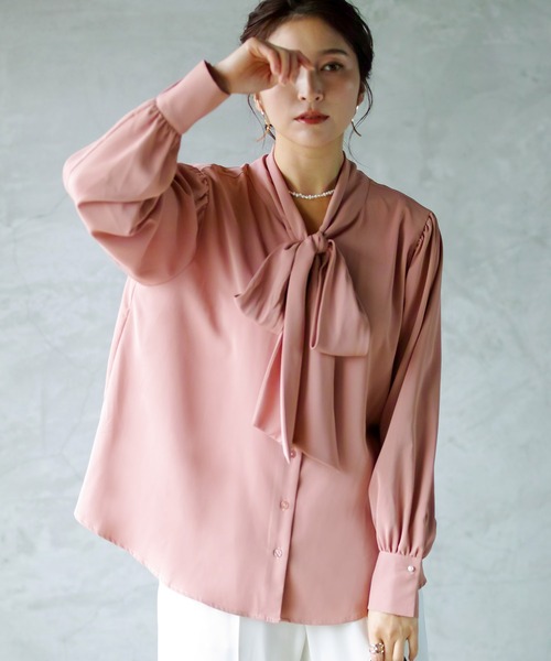 Emilyan（エミリアン）の「再入荷！ボリュームスリーブ・大ぶりボウタイデザインとろみスムースデシンブラウス（シャツ/ブラウス・レディース・オフホワイト/スモークピンク/グレイッシュベージュ/サックスブルー/ベージュ/ネイビー・9号/L/S/M）」の6枚目の写真