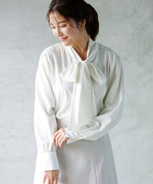 Emilyan（エミリアン）の「再入荷！ボリュームスリーブ・大ぶりボウタイデザインとろみスムースデシンブラウス（シャツ/ブラウス・レディース・オフホワイト/スモークピンク/グレイッシュベージュ/サックスブルー/ベージュ/ネイビー・9号/L/S/M）」の22枚目の写真