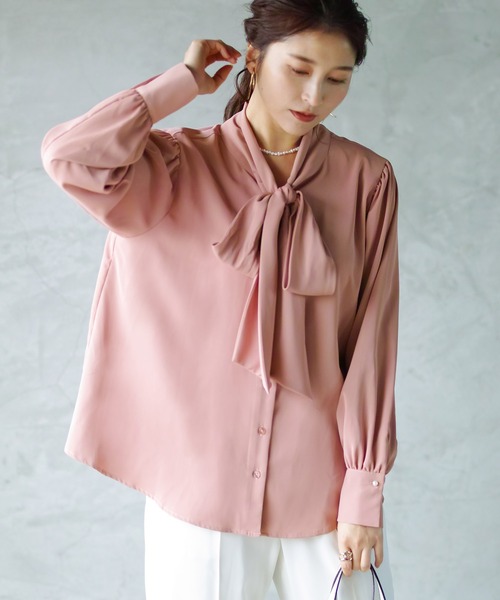 Emilyan（エミリアン）の「再入荷！ボリュームスリーブ・大ぶりボウタイデザインとろみスムースデシンブラウス（シャツ/ブラウス・レディース・オフホワイト/スモークピンク/グレイッシュベージュ/サックスブルー/ベージュ/ネイビー・9号/L/S/M）」の10枚目の写真