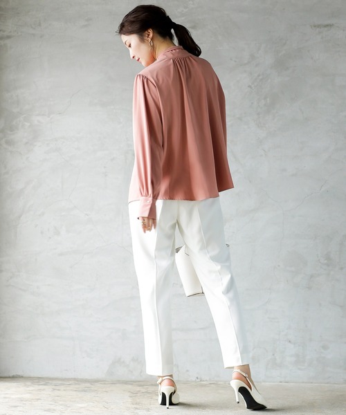 Emilyan（エミリアン）の「再入荷！ボリュームスリーブ・大ぶりボウタイデザインとろみスムースデシンブラウス（シャツ/ブラウス・レディース・オフホワイト/スモークピンク/グレイッシュベージュ/サックスブルー/ベージュ/ネイビー・9号/L/S/M）」の16枚目の写真