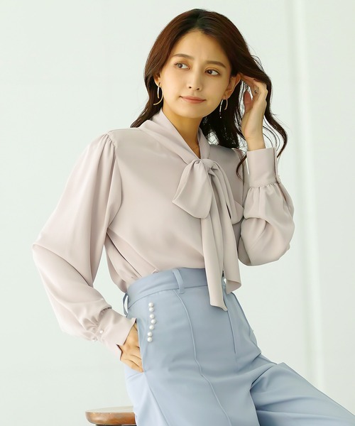 Emilyan（エミリアン）の「再入荷！ボリュームスリーブ・大ぶりボウタイデザインとろみスムースデシンブラウス（シャツ/ブラウス・レディース・オフホワイト/スモークピンク/グレイッシュベージュ/サックスブルー/ベージュ/ネイビー・9号/L/S/M）」の11枚目の写真