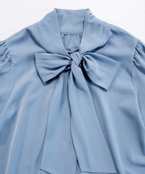 Emilyan（エミリアン）の「再入荷！ボリュームスリーブ・大ぶりボウタイデザインとろみスムースデシンブラウス（シャツ/ブラウス・レディース・オフホワイト/スモークピンク/グレイッシュベージュ/サックスブルー/ベージュ/ネイビー・9号/L/S/M）」の17枚目の写真