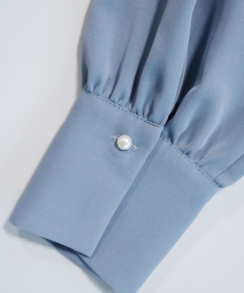 Emilyan（エミリアン）の「再入荷！ボリュームスリーブ・大ぶりボウタイデザインとろみスムースデシンブラウス（シャツ/ブラウス・レディース・オフホワイト/スモークピンク/グレイッシュベージュ/サックスブルー/ベージュ/ネイビー・9号/L/S/M）」の21枚目の写真