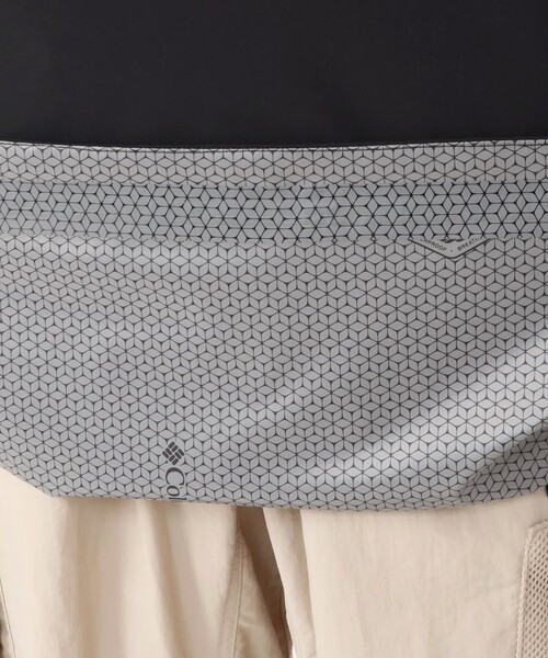 Columbia(コロンビア)の「デシュートバレーユニセックスレインポンチョ(ポンチョ・メンズ・ブラック/ブルー・M/L/XL/S)」の4枚目の写真